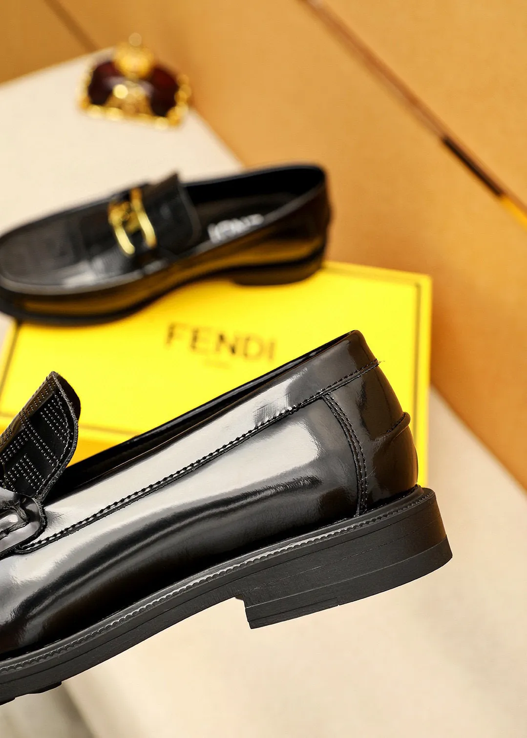 Men's shoes 💰460 💐 Product trademark: FENDI [Fendi] casual leather shoes Regular size: 38-44 (45🉑️customized) Product materials: Selected imported first-layer calfskin embossed upper + luxury hardware buckle, imported cow 🐂 lining. Strong three-dimensional visual effect, rubber outsole Color: 1⃣️color optional